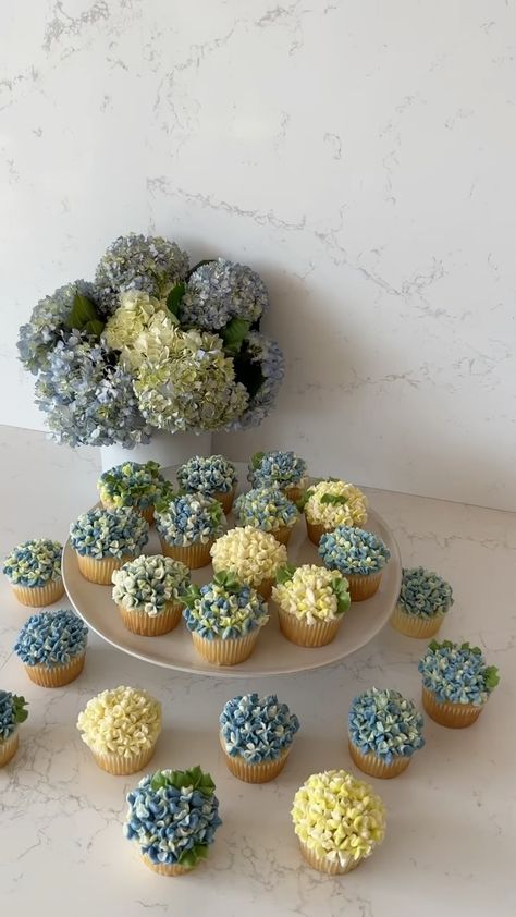 Hydrangea cupcakes! 🧁 These beauties are easier to make than they look: 1) Select a star tip for your piping bag. 2) Add blue, white and… | Instagram Hydrangea Cupcakes, Green Icing, Cupcake Piping, Green Cupcakes, Cupcake Decorating Tips, Buttercream Flower Cake, Buttercream Cake Decorating, Cupcake Cake Designs, Floral Cupcakes