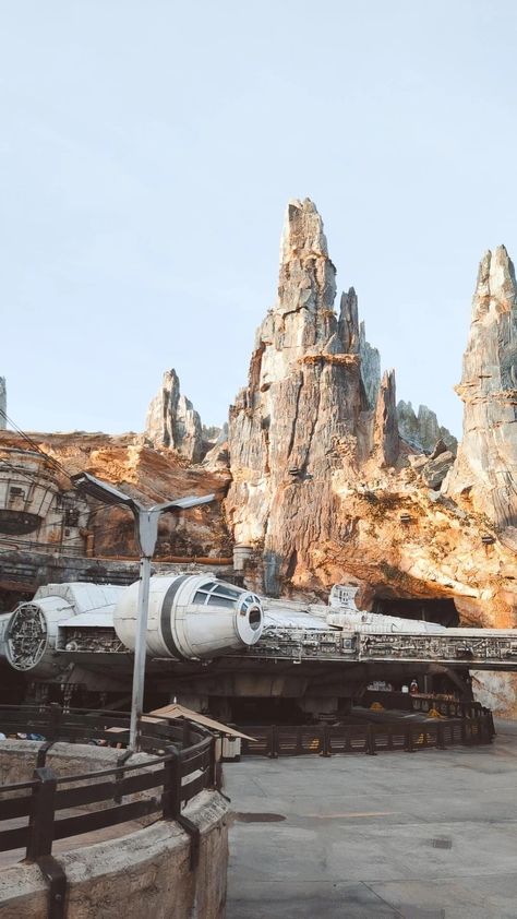 #batuu #milleniumfalcon #starwars #galaxysedge #disney #disneyworld #hansolo #chewbacca #smugglersrun Batuu Aesthetic, Star Wars Batuu, Trip Manifestation, Never Tell Me The Odds, Disney Scenes, Disneyland Star Wars, Galaxy Edge, Disney World Hollywood Studios, Disney Wall Art