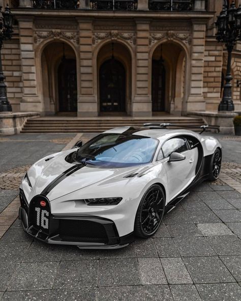 Xe Bugatti, Chiron Pur Sport, Super Car Bugatti, Super Fast Cars, Lux Cars, Tesla Car, Bugatti Cars, Cool Sports Cars, Bugatti Chiron