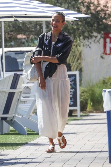 Dress With Birkenstocks, White Birkenstock Outfit, Style Birkenstocks, Kendall Jenner And Hailey Bieber, Birkenstock Outfit Summer, Black Rick Owens, White Birkenstocks, Arizona Style, Birkenstock Outfit