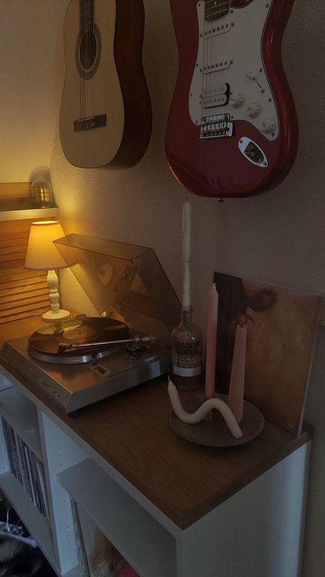 Record player with hs1 playing, 2 guitars on wall, cute bedside lamp, white and pink candles Electric Guitar On Wall, Vinyl Record Bedroom, Vinyl Record Bedroom Decor, Record Bedroom, Guitars On Wall, Harry Styles Bedroom, Guitar On Wall, Bedroom Decor Fall, Harry Styles Vinyl