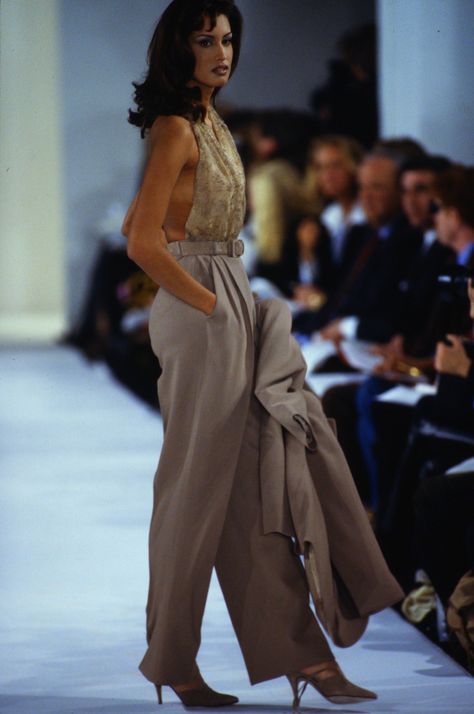 Michael Kors Runway Show FW 1992 Runway Fashion Vintage, Runway Aesthetic, Yasmeen Ghauri, Womens Wear Daily, Michael Kors Fall, 90s Runway Fashion, Runway Fashion Couture, 90s Models, 90s Looks