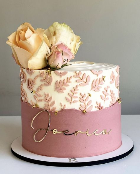 Graduation Cake Ideas, Decorate A Cake, Cake With Flowers, Birthday Cake Decorating Ideas, Stunning Cakes, Graduation Cake, Simple Birthday Cake, Simple Birthday, A Birthday Cake