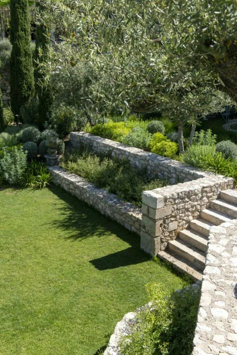 Cascade garden in the historical center of a Provençal village - Bosc Architectes à St Rémy de Provence Carport Garden Ideas, Farm Yard Ideas, Provencal Garden, Cascade Garden, Roman Garden, Provence Garden, Garden Nook, Pool Landscape Design, Mediterranean Landscaping