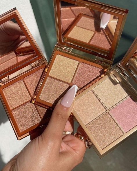 Discovered by elviraplata02. Find images and videos about beauty, makeup and nails on We Heart It - the app to get lost in what you love. Huda Beauty Highlighter, Huda Kattan, Dream Makeup, Product Inspiration, Plaque Design, Huda Beauty Makeup, Face Palette, Highlighter Brush, Makeup Product