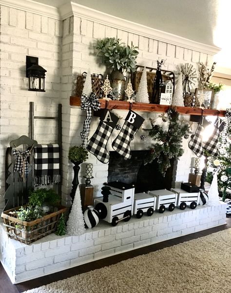 Christmas Black And White Plaid, Winter Wonderland Ideas, Winter Interior Design, Black Christmas Decorations, Mantel Design, Plaid Christmas Decor, Buffalo Check Christmas, Christmas Decor Inspiration, Christmas Fireplace