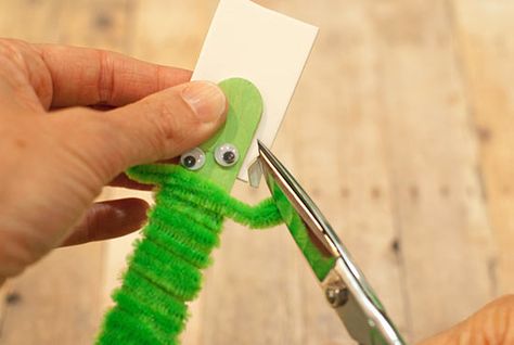 Kid Approved Popsicle Stick and Pipe Cleaner Alligator Tutorial Alligator Crafts, Craft Pipe Cleaner, Half And Half Recipes, Popsicle Stick, Toddler Learning Activities, Jungle Theme, Popsicle Sticks, Foam Crafts, Zig Zag Pattern