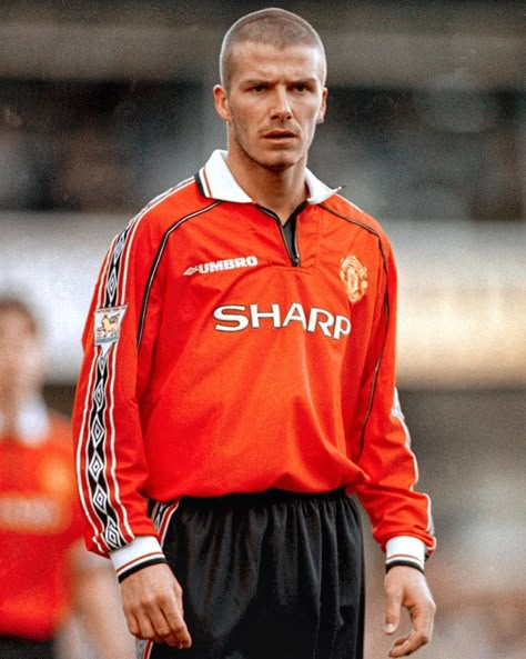 David Beckham Man Utd, Old Jersey Football, Man United Kit, Beckham Manchester United, David Beckham Manchester United, Celebrity Fits, Bend It Like Beckham, Soccer Legends, Manchester United Legends