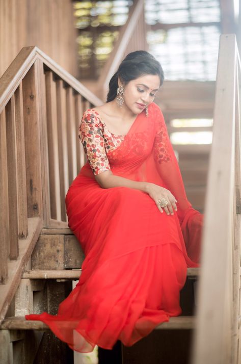 Bhavani Sre in red Saree stills - South Indian Actress Plain Sarees, Saree Pose, Indian Sari Dress, Sari Dress, Plain Saree, Saree Poses, Indian Saree Blouses Designs, Designer Saree Blouse, Saree Designs Party Wear