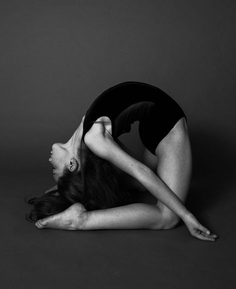 Dance Portraits, Photo Yoga, Dancing Poses, Yoga Poses Photography, Yoga Photoshoot, Dance Picture Poses, Dance Photo Shoot, Dancer Photography, Yoga Inspo