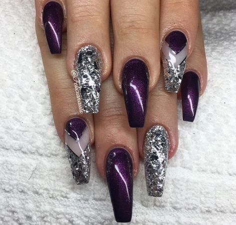 This nail art is gorgeous in purple #unas #nails #nailart Purple Nail Art, Purple Nail Designs, Colorful Nail Designs, Fabulous Nails, Glitter Nail Art, Coffin Nails Designs, Beautiful Nail Art, Bling Nails, Cool Nail Designs