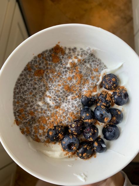 Chia Pudding Yogurt Bowl, Chia Seed Pudding Toppings, Chia Seed Bowl, Chia Seed Pudding Aesthetic, Chia Pudding Aesthetic, Yogurt Bowl Aesthetic, Greek Yogurt Ideas, Pre Workout Snack, Chia Seed Yogurt