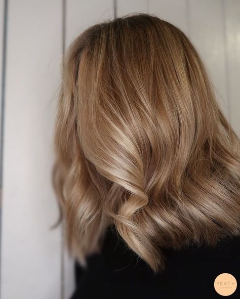 Cold Hair Color Ideas, Autumn Blonde Hair Color Trends, Dark Blonde Lob, Dark Beige Blonde Hair, Taylor Swift Blonde, Short Honey Blonde Hair, Warm Honey Blonde Hair, Dark Honey Blonde, Bronde Lob