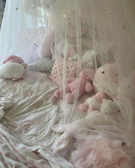 Silk Bedding Set Aesthetic, Coquette Bed Canopy, Coquette Canopy Bed, Pink Bed Aesthetics, Princess Aesthetic Room, Coquette Bed, Pink Bed Canopy, Coquette Bedroom, Circle Bed