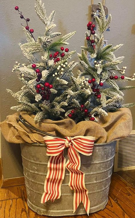 Ideas Decoracion Navidad, Primitive Christmas Decorating, Diy Christmas Wreaths Ideas, Christmas Wreaths Ideas, Christmas Planters, Christmas Floral Arrangements, Diy Christmas Wreaths, Country Christmas Decorations, Christmas Centerpieces Diy