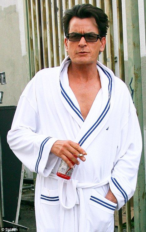 Charlie Sheen walks around set in his robe! Charlie Sheen Wallpaper, Charlie Sheen Two And A Half Men, Charle Sheen, Two And Half Men, Charlie Harper, Graffiti Sketch, Lee Min Ho Photos, Charlie Sheen, Half Man