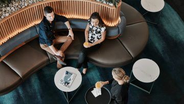 Qantas launches Melbourne–Tokyo flights and unveils Premium Lounge ... Brisbane Airport, Atrium Design, Lobby Seating, Airport Design, Design Café, Lobby Lounge, Hotel Lounge, Airport Lounge, Lobby Design