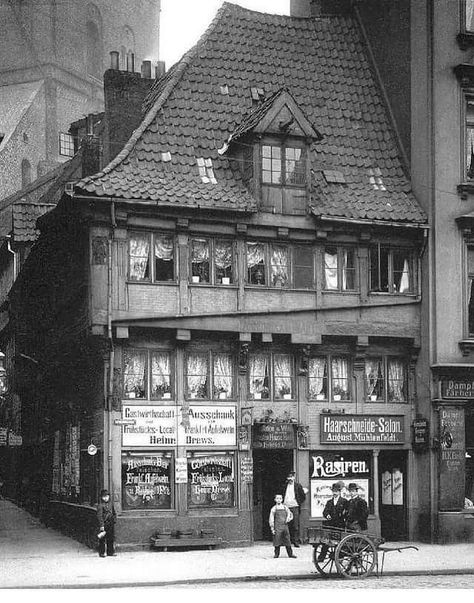 Building References, Shimane, Interesting Buildings, Historical Images, Lower Manhattan, Hamburg Germany, Historic Preservation, Medieval Town, Water Tower