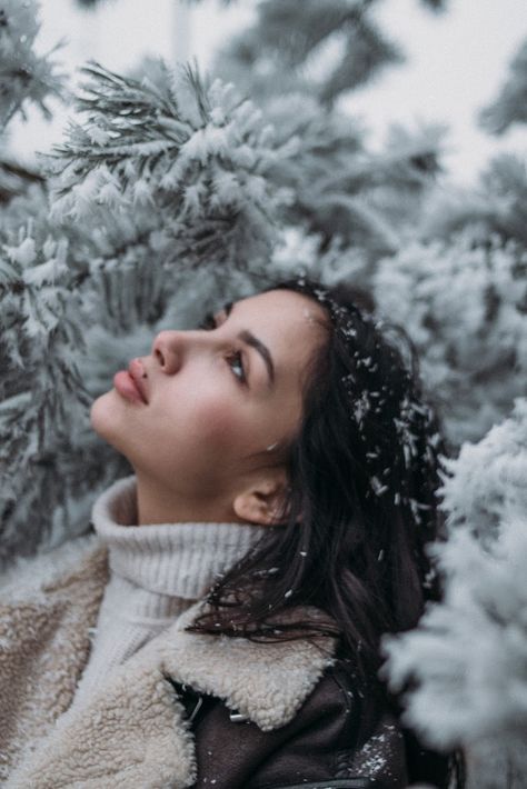 Snow Photoshoot Ideas Portraits, Winter Portraits Photography, Winter Senior Pictures, Snow Photoshoot, Winter Portraits, Photography Pics, Bear Photos, Winter Photoshoot, Outdoor Shoot