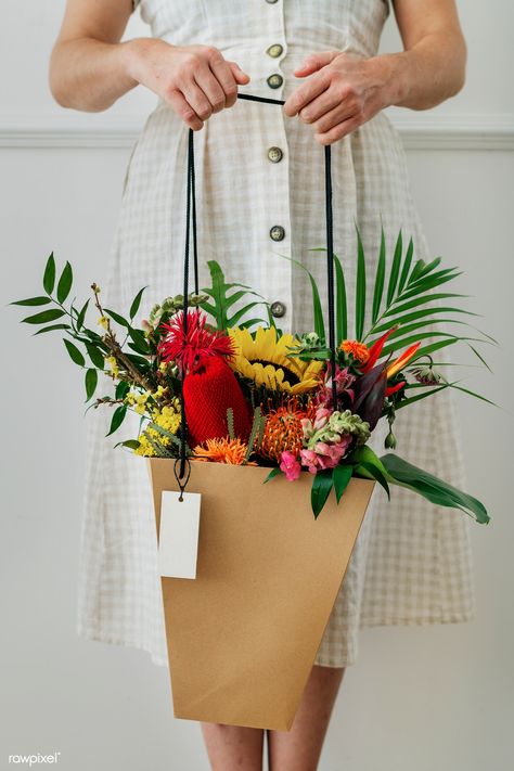 Woman carrying a tropical bouquet in a shopping bag | premium image by rawpixel.com / Teddy Rawpixel Flower Packaging Ideas, Bag For Flowers, Paper Bag Flowers, Tropical Bouquet, Shopping Bag Design, Bouquet Bag, Flower Shop Design, Gerbera Flower, Flower Box Gift