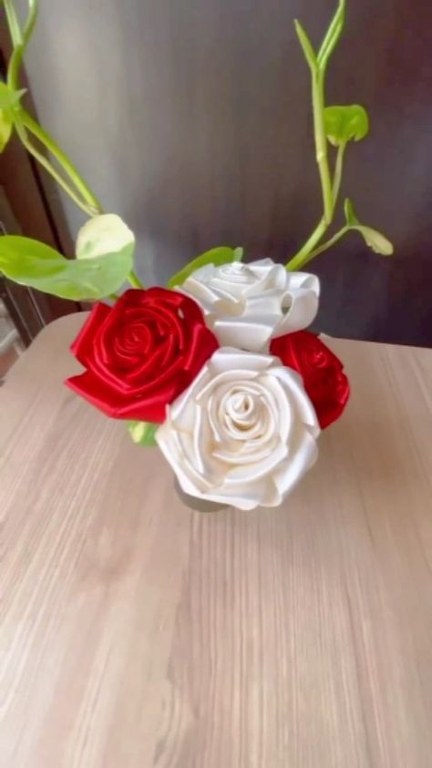 Fior D' Amore | Beautiful Flower Tutorial using fuzzy wire🌸✨🌸 #fiordamore #foryoupage #fypシ #handmadecraft #handmade #handmadegifts #crafts… | Instagram Fuzzy Wire, Clean Crafts, Pipe Cleaner Crafts, Bouquet Design, Pipe Cleaner, Flower Tutorial, Beautiful Flower, Handmade Crafts, Beautiful Flowers