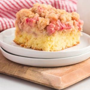 Easy Rhubarb Recipes, Rhubarb Cake Recipes, Cinnamon Swirl Cake, Rhubarb Coffee Cakes, Recipes Using Cake Mix, Streusel Cake, Spring Dessert, Rhubarb Desserts, Rhubarb Cake