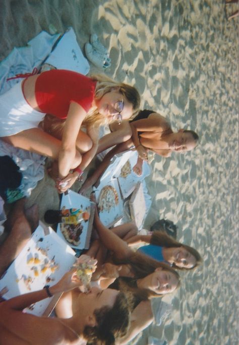 Friends on the beach #friends #friendship #friendshipgoals #summer #beach #aesthetic #ocean #pizza Beach Birthday Aesthetic, Instagram Rebranding, Pizza On The Beach, Pizza Instagram, Friends On The Beach, Adventure Goals, Birthday Pizza, Summer Beach Aesthetic, Friends Goals