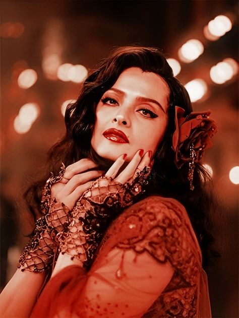 Rekha Aesthetic Picture, Iconic Indian Movie Characters, Rekha Ji Aesthetic, Rekha Outfits, Rekha 90s, Rekha Aesthetic, Rekha Actress Style, Rekha Saree, Rekha Ji