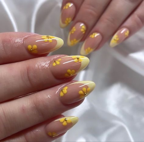 Almond Flower Nails Designs, Nail Inspo Trendy 2024 Spring Almond, Cute Nails Yellow, Trendy Nails 2024 Summer, Acrylic Nails 2024, Sunshine Nails Design, Simple Nail Designs Summer 2024, Fun Acrylic Nails Designs, Spring Nails2023