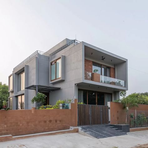 A Home Rooted In The Cultural Context Of Pol Houses of Ahmedabad | The Art Container Banglow Elevation, Banglow Design, Hotel Elevation, Indian Rituals, Elevation Ideas, Indian Houses, Interior Design Articles, Heritage Architecture, Balcony Grill Design