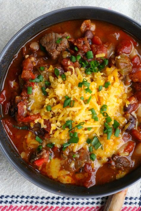 Game Day Steak Chili! Use beef sirloin, flank steak or any cut of steak and you've got yourself one bowl of hearty deliciousness! I hope you try this! Steak Chili Recipe, Steak Chili, Chili Chili, Beef Sirloin, Crockpot Chili, Skirt Steak, Sirloin Steaks, Flank Steak, Chili Recipe