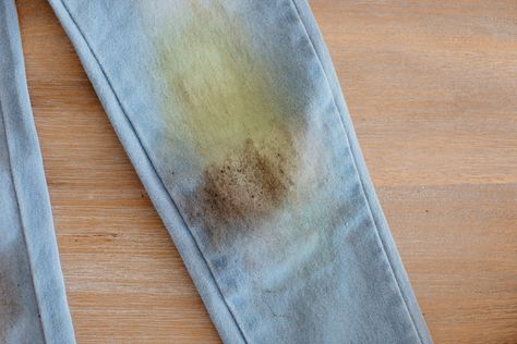 Grass Stains Out Of Clothes, How To Remove Grass, Grass Stains, Laundry Stains, Liquid Laundry Detergent, Sweat Stains, Laundry Liquid, Dirt Stains, St Vincent