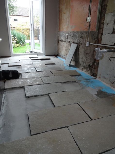 How to lay limestone tiles Limestone Look Porcelain Tile, Limestone Floor Kitchen, Laying Tile Floor, Diy Stone Floor, Pizza Area, Limestone Bathroom Floor, Limestone Kitchen, Blue Stone Floors, Stone Floor Bathroom