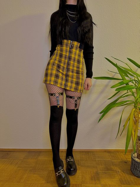 Yellow Skirt, fishnet tights, kneesocks Orange Alt Outfits, Fish Net Tights Outfit, Neon Skirt, Tights Outfits, E Girl Outfits, Arte Punk, Neon Outfits, Alt Outfits, Yellow Skirt