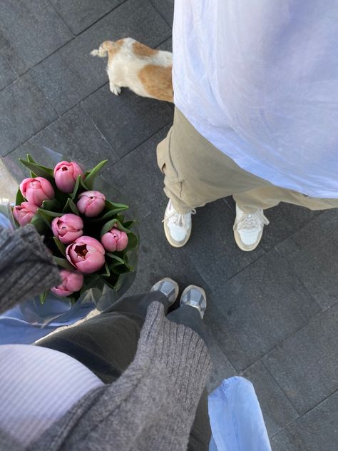 Flowers , tulip, gift , couple , feet, sneakers , new balance outfit , autry shoes , aesthetic outfit Shoes Aesthetic Outfit, Autry Shoes, Balance Outfit, Sneakers New Balance, New Balance Outfit, Shoes Aesthetic, Tulip Bouquet, Aesthetic Outfit, Camera Roll