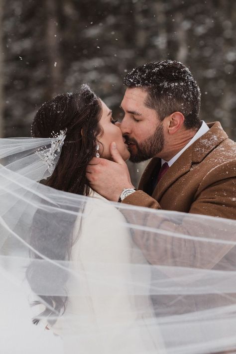 Winter Photoshoot Wedding, Wedding Winter Photography, Snowy Wedding Photos, Winter Wedding Photography Outdoor, Wedding Snow Pictures, Wedding Photography Winter, Snowy Wedding Pictures, Winter Wedding Poses, Winter Wedding Portraits