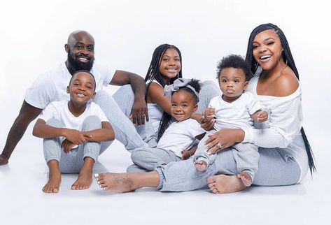 Black Family Pictures, Spring Family Pictures, Family Photo Studio, Family Portrait Outfits, Shooting Couple, Cute Family Pictures, Christmas Family Photoshoot, Family Studio Photography, Family Photos With Baby