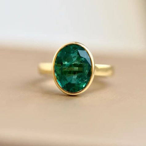 Oval Emerald Ring Design, Stone Rings Design, Emerald Ring Designs, Green Stone Ring Gold, Gold Stone Rings, Rings Green Stone, One Stone Ring, Gold Stone Ring, Ring With Green Stone