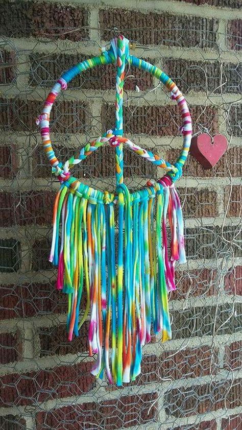 Homemade Peace Sign ✌ beautiful Hippie Crafts Diy, Atrapasueños Diy, Diy Dream Catcher Tutorial, Hippie Crafts, Dream Catcher Tutorial, Dream Catcher Decor, Peace Sign Art, Hippie Party, Dream Catcher Craft