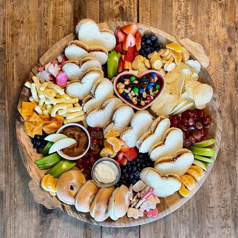 Pb&j Charcuterie, Pb&j Charcuterie Board, Grazing Board Ideas Kids, Pb&j Snack Board, Two Year Old Birthday Food, 10 Am Birthday Party Food, Kids Graze Board, 1st Birthday Appetizers, Party Food Platters Kids