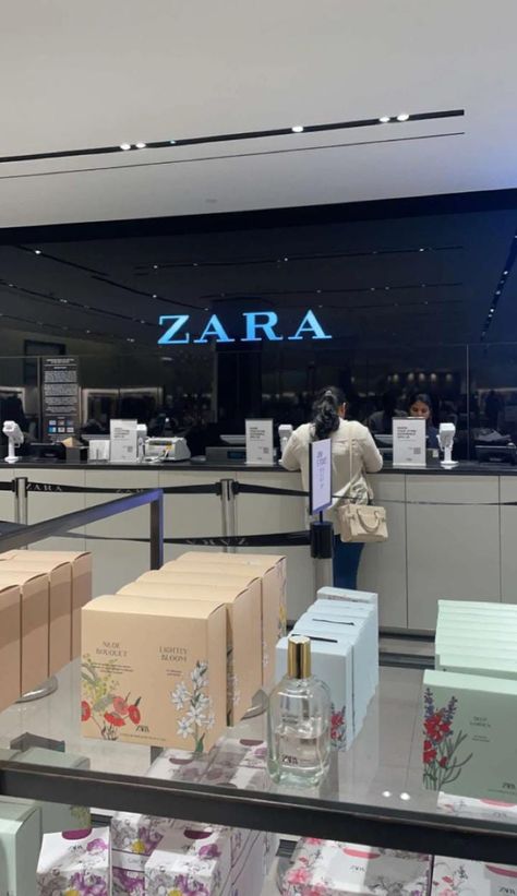 #shopping #mall #zara #brand #clothing #trending #click #snapchat Shopping Mall Snap, Shopping Snapchat Story, Mbbs Life, Shopping Snapchat, Zara Snap, Shopping Snap Story, Eid Shopping, Snapchat Makeup, Shopping Mall Interior