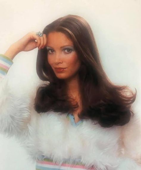 40 Fabulous Photos Show Styles of Jaclyn Smith in the 1970s and ’80s ~ Vintage Everyday Jaclyn Smith Charlie's Angels, Jacklyn Smith, 40 & Fabulous, 70s Hair, Kate Jackson, Farrah Fawcett, Jaclyn Smith, Look Vintage, Classic Beauty