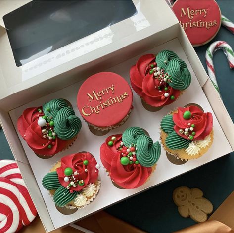 Pretty Christmas Cupcakes, Christmas Cupcake Box Ideas, Christmas Bento Cake With Cupcakes, Christmas Dessert Boxes, Christmas Lunchbox Cake, Christmas Cupcake Designs, Christmas Cupcake Decorating Ideas, Christmas Cupcake Decorations, Christmas Cupcakes Ideas