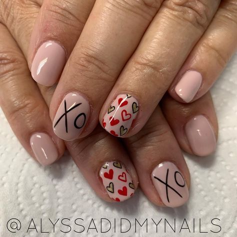 Xo xo #valentinesnails #gel #gelmanicure #manicure #freehand #awesomenailart #nailart #nailsdid #bocanailart #alyssadidmynails #goodjob… Valentines Nails Xo, Xo Nails Design, Xoxo Nails, Xo Nails, Pretty Tips, Festival Nails, Valentine's Day Nails, Valentines Nails, Gel Manicure