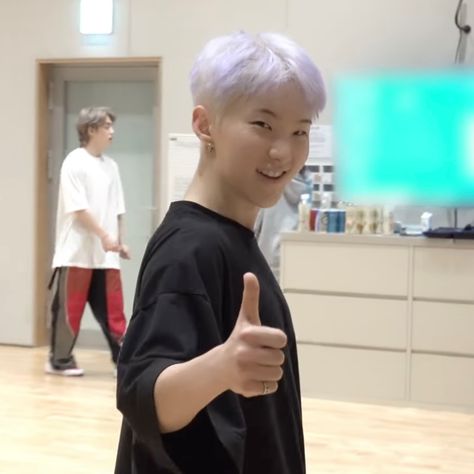 Kpop Thumbs Up, Thumbs Up Pose Reference, Seventeen Thumbs Up, Hoshi Seventeen Funny Face, Hoshi Funny, Hoshi Core, Hoshi Funny Pics, Hoshi Funny Face, Hoshi Reaction Pic