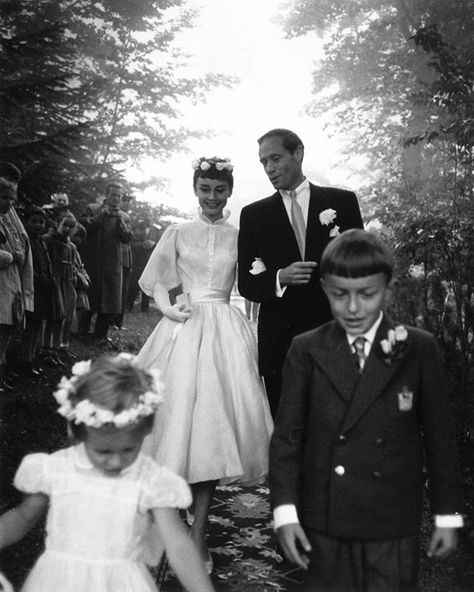 Audrey Hepburn and Mel Ferrer on their wedding day, 1954. Audrey Hepburn Wedding Dress, Audrey Hepburn Wedding, Helen Rose, Old Hollywood Wedding, Celebrity Bride, Bianca Jagger, Iconic Weddings, Celebrity Wedding Dresses, 60's Dress