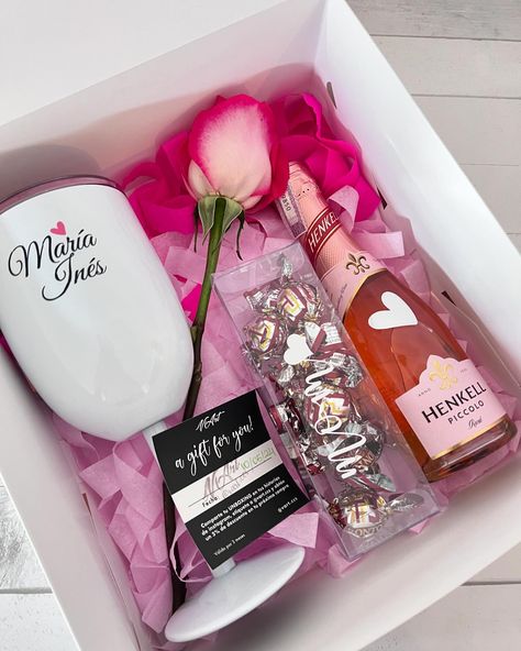 Así de bellas quedaron nuestras box para el día de la madre ! ❤️ Recuerda ! personalizado es más bello! Regala VArt 🤍 Tenemos PickUp en Los Naranjos del Cafetal y también contamos con servicio delivery 🛵 #vart #regalosPersonalizados Tiffany Gifts, Mom Day, May 17, Gift Box, Gifts, On Instagram