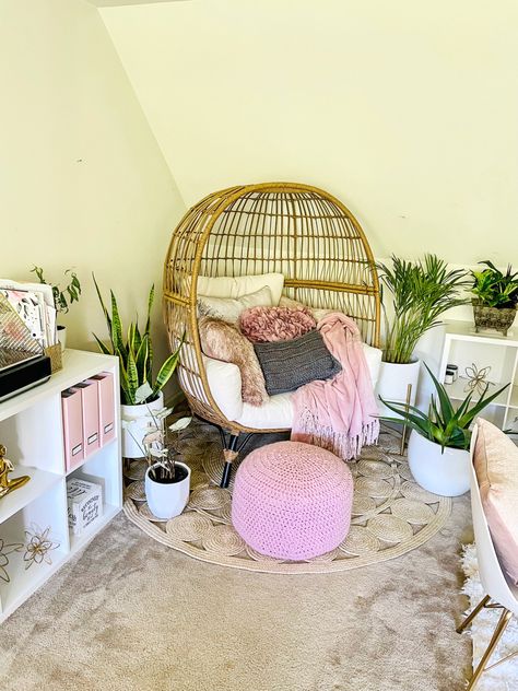 Small Egg Chair Bedroom, Egg Chair Reading Nook, Bean Bag Chair Bedroom Target, Egg Chair Book Nook, Egg Chair With Ottoman, Cozy Egg Chair Corner, Sitting Nook In Bedroom, Moon Chair Bedrooms, Egg Chair Bedroom