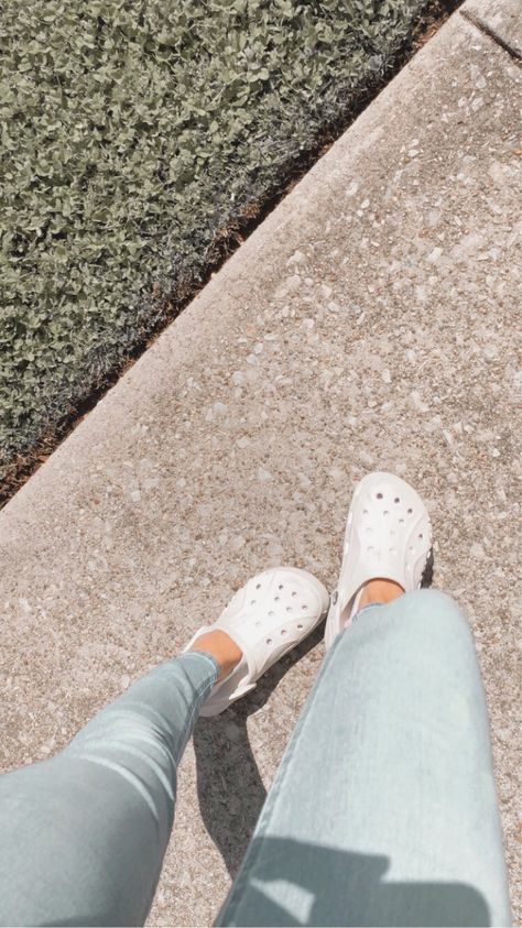 White Crocks Shoes, White Crocks Shoes Outfit, Crocks Shoes Outfit, Crock Shoes Outfit, Shoes For Moms, White Crocs, Shoes Outfit, Summer Fits, Comfy Fits