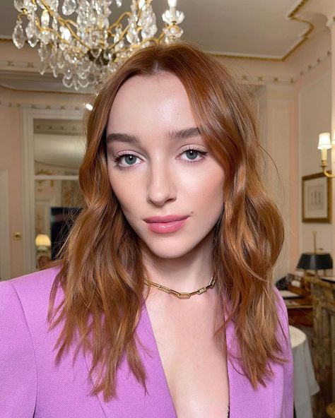 Charlotte Tilbury, MBE on Instagram: “🌟PHOEBE DYNEVOR’S MAKEUP MAGIC🌟   Darlings, how STUNNING did my NEW! Brand Ambassador @PhoebeDynevor look for the premiere of her new film,…” Easy Work Makeup, Everyday Work Makeup, Work Makeup Looks, Orange Brown Hair, Hair Dye Shades, Pillow Talk Lipstick, Phoebe Dynevor, Red Hair Inspo, Work Makeup